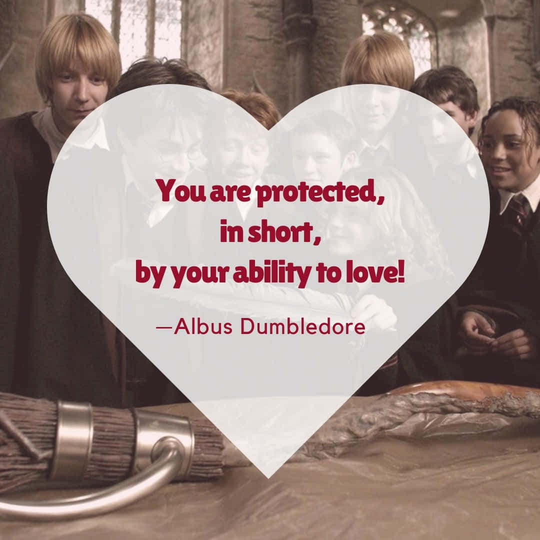Harry Potter Quotes 桌布 壁紙 — 心形疊加層在一個有魔杖和掃帚的石室中，於一群哈利波特角色上方顯示鄧不利多的名言。