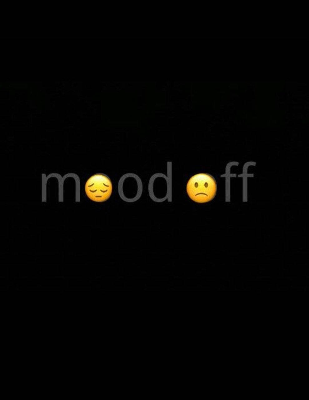文字 mood off 與疲倦和悲傷的表情符號在黑色背景上。