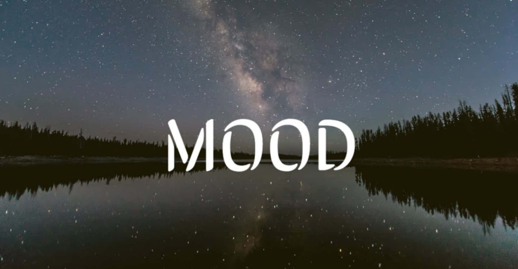 夜空中的銀河倒映在湖中，周圍環繞樹木，並覆蓋著MOOD字樣。