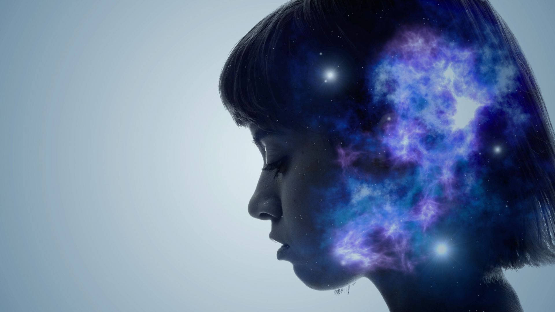 一個女人的剪影，她的頭髮和頭部中出現充滿活力的宇宙星雲。