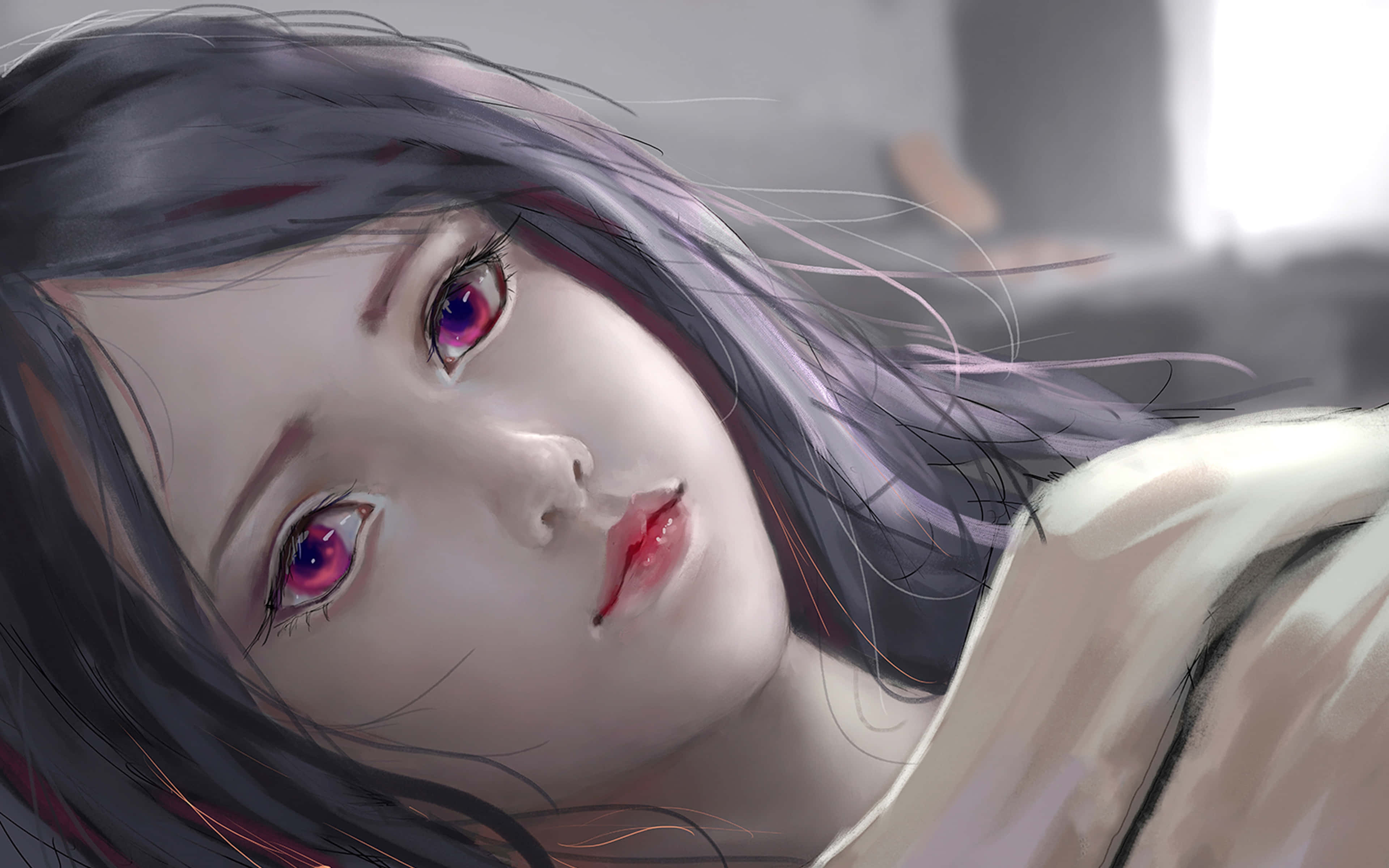 心碎動畫少女 壁紙 — 一個近距離嘅動畫女孩，擁有引人注目嘅紫色眼睛同深色頭髮，喺模糊嘅室內背景下溫柔地凝視。