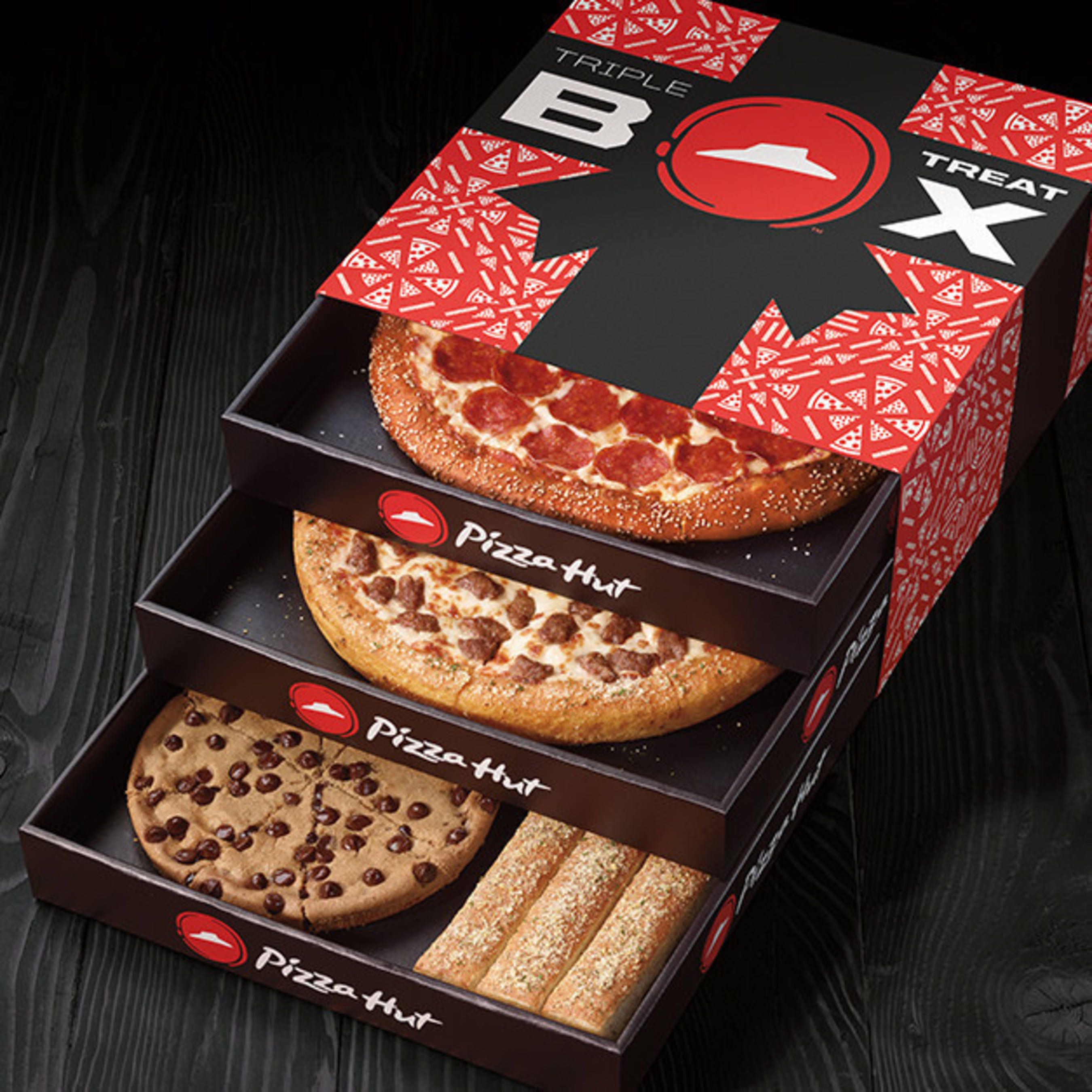 必勝客三重美味盒 壁紙 — 三個疊起的Pizza Hut盒展示出意大利辣香腸腸仔和朱古力曲奇薄餅，配以麵包棒，放在深色木面上。