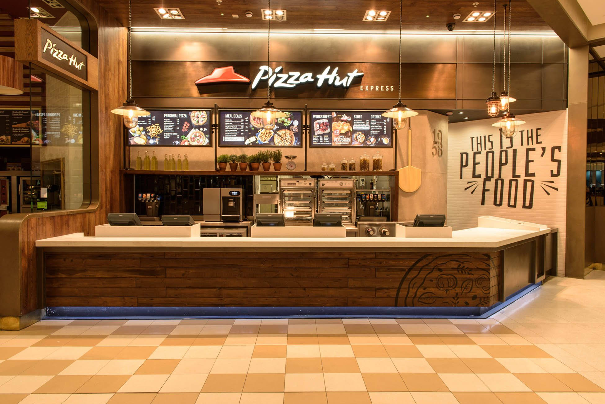 必勝客現代化內部裝潢 壁紙 — 現代 Pizza Hut Express 餐廳內部，設有木製櫃檯、數碼菜單，方格地板上有溫暖的吊燈。