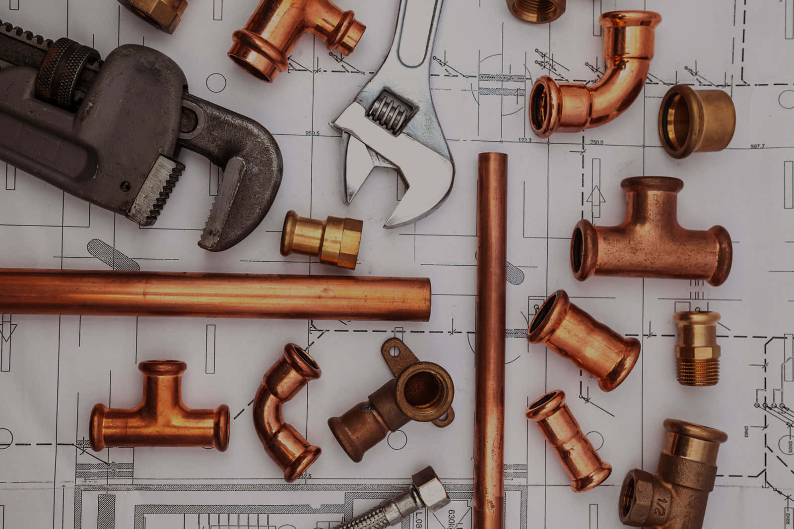 必需 Plumbing 工具與配件 壁紙 — 銅管配件和扳手排列在藍圖上，顯示水管安裝細節。