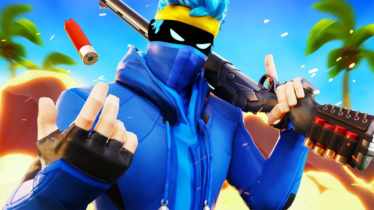 穿著藍色裝備的Fortnite角色，身後有火焰爆炸，手持霰彈槍。