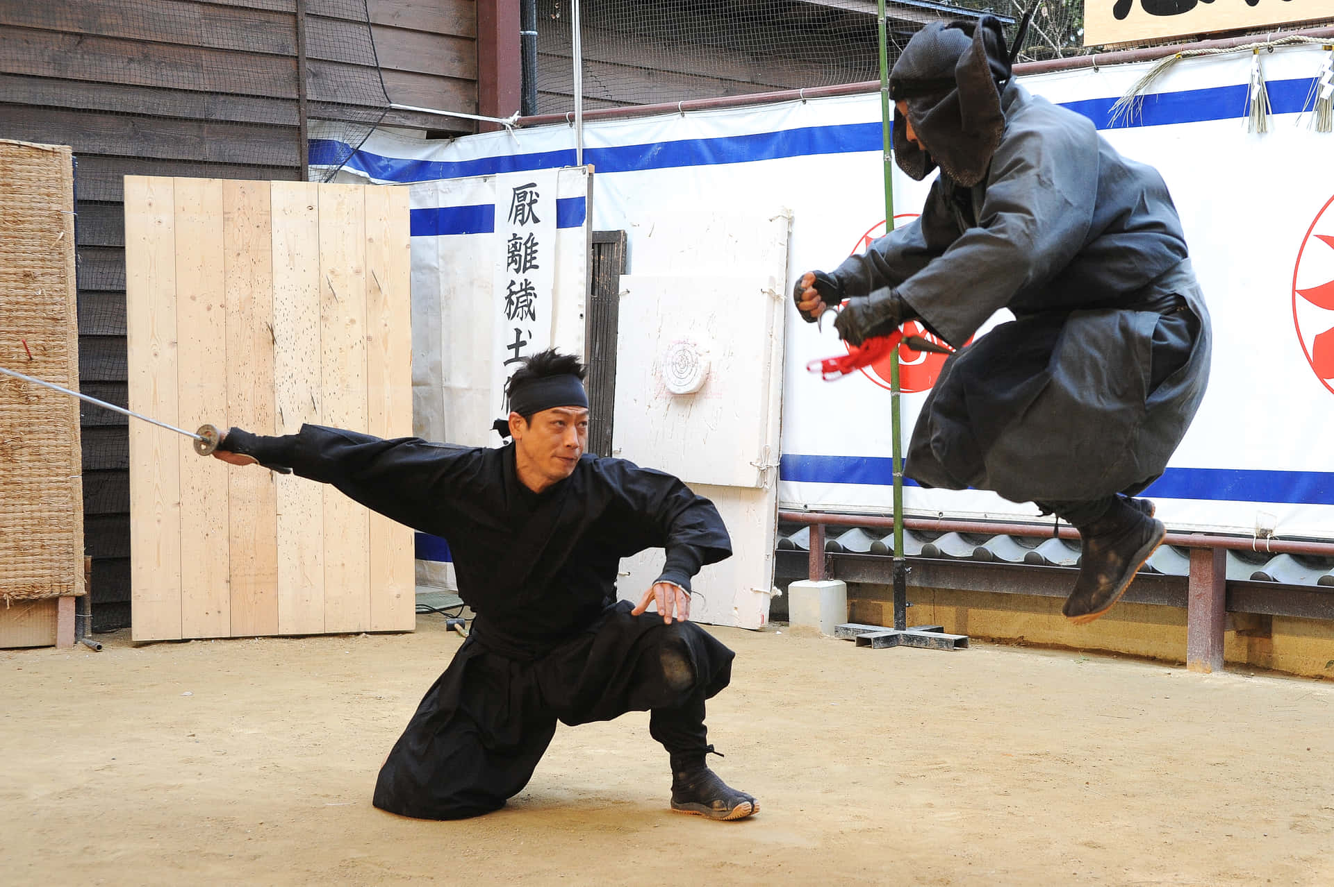武士與忍者在戶外進行動態的武術對決。