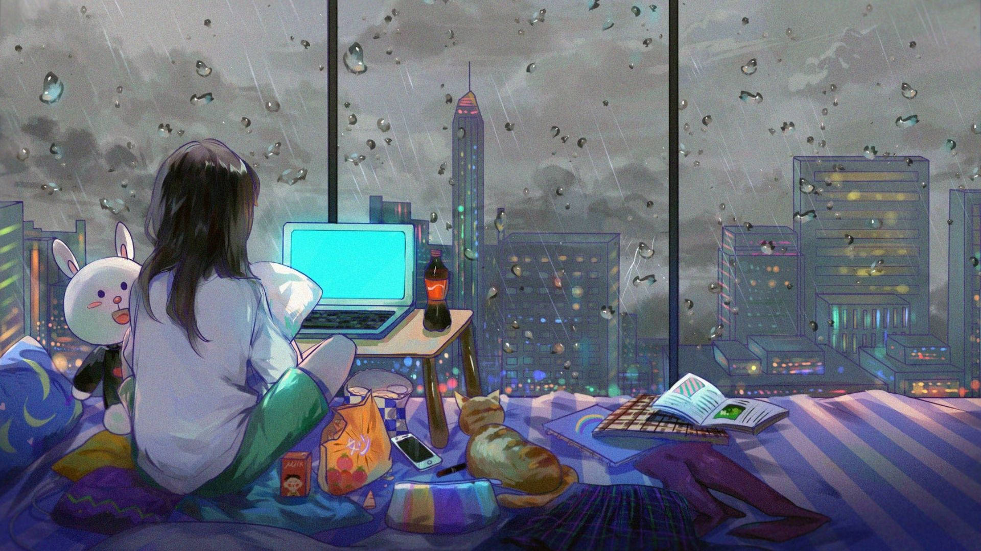 女孩在床上帶著手提電腦和毛絨玩具，看著夜間城市窗戶上的雨水。 — 動漫房間 壁紙