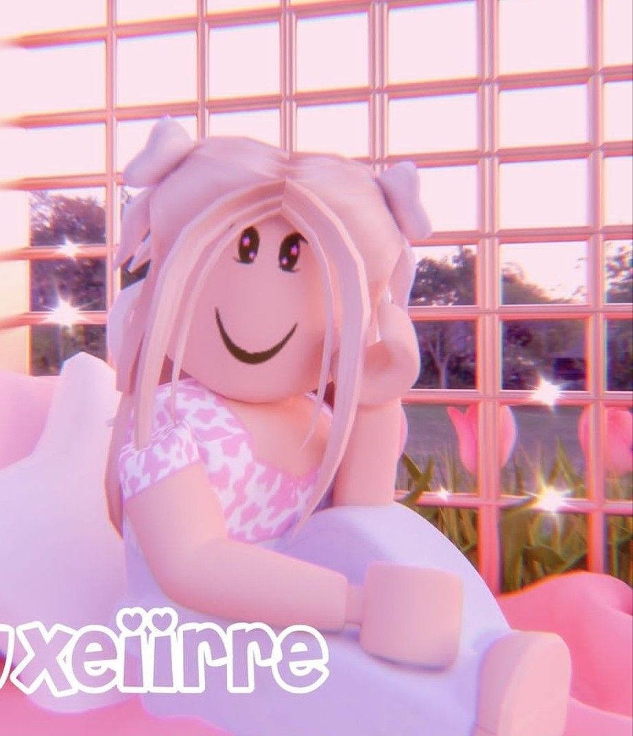 粉紅色頭髮、戴著兔耳朵的Roblox虛擬角色在閃爍的窗邊微笑。