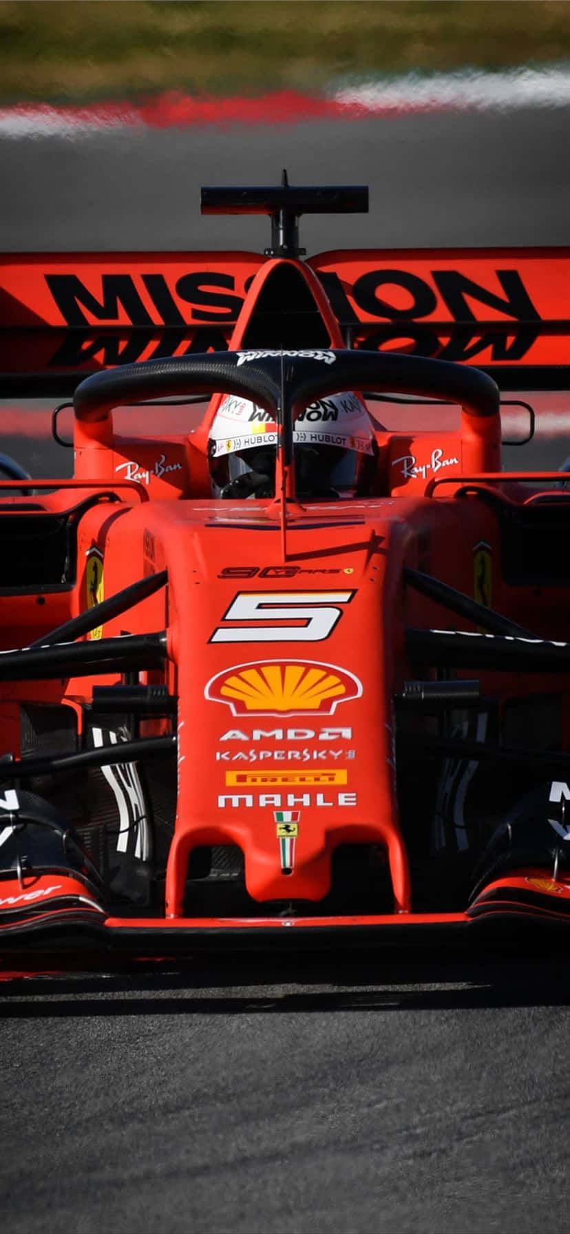 紅色法拉利F1賽車與車手在賽道上