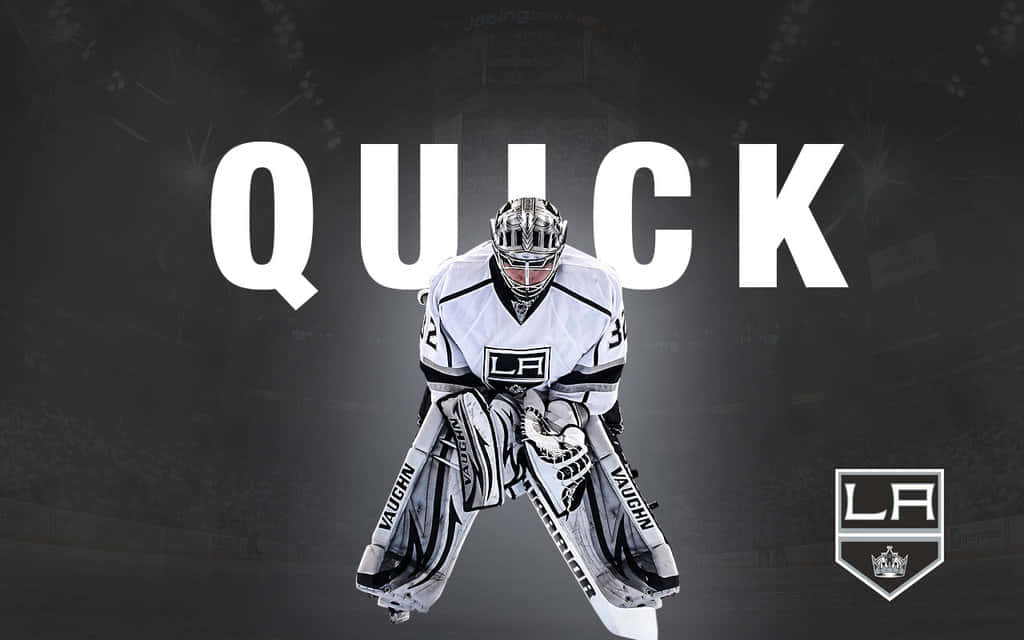 身穿 LA Kings 裝備的冰球守門員蹲伏準備，背後有 'QUICK' 文字。
