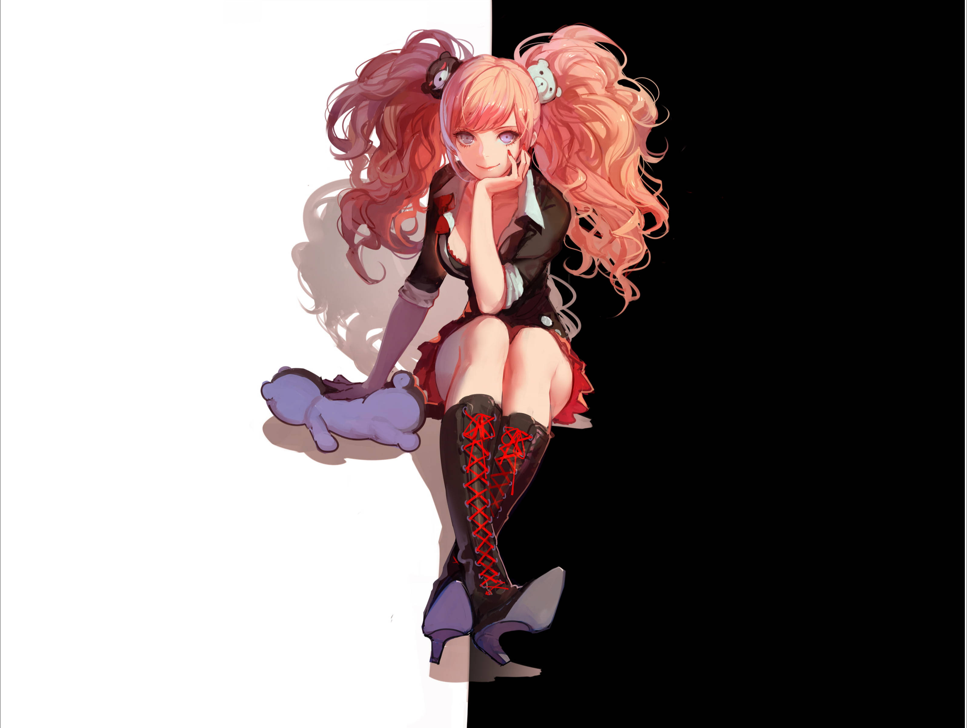 性感動漫 Junko Enoshima 壁紙 — 動漫女孩紮著粉紅色雙馬尾，坐在黑白分半的背景上，若有所思地抱著毛絨玩具。