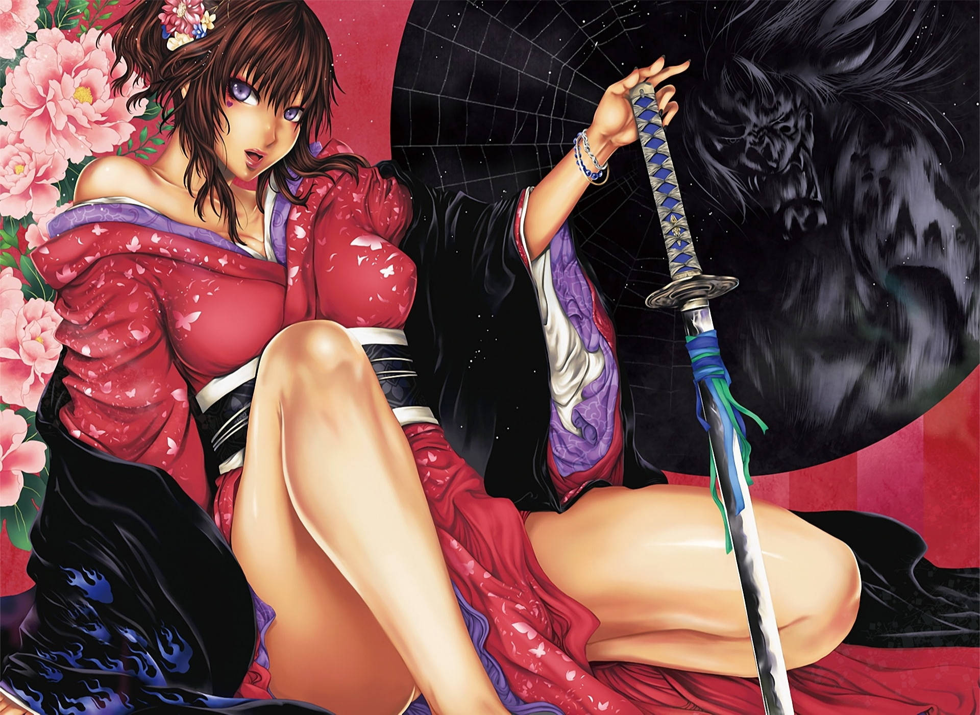 性感動漫女武士 壁紙 — 一個引人注目的動漫女孩穿著紅色和服，手持武士刀，身後有一個黑暗的惡魔身影在星空背景下若隱若現。