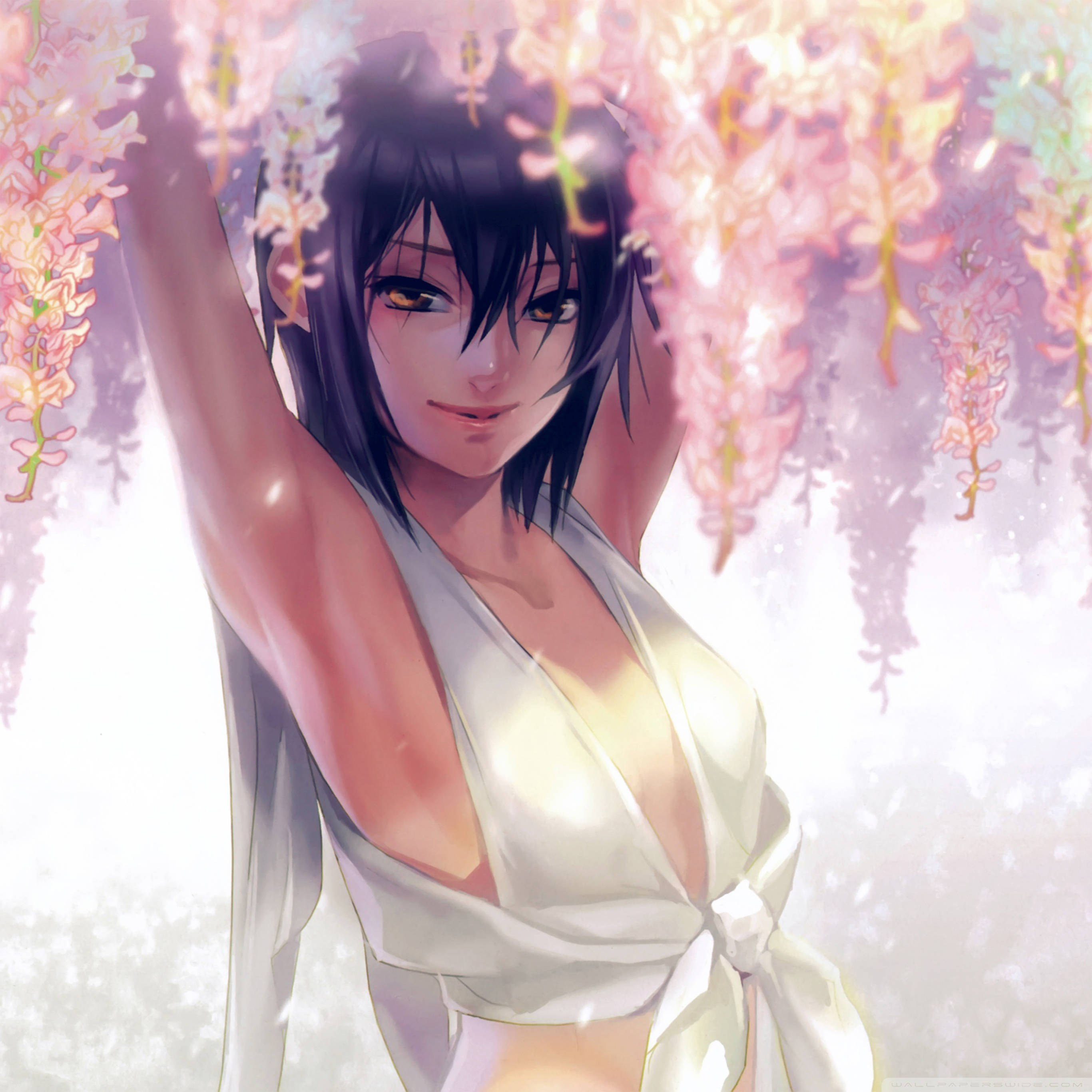 性感動漫少女與花朵 壁紙 — 一個微笑的黑髮動漫女孩穿著白色長袍，在粉紅色紫藤花瀑布下伸手向上。