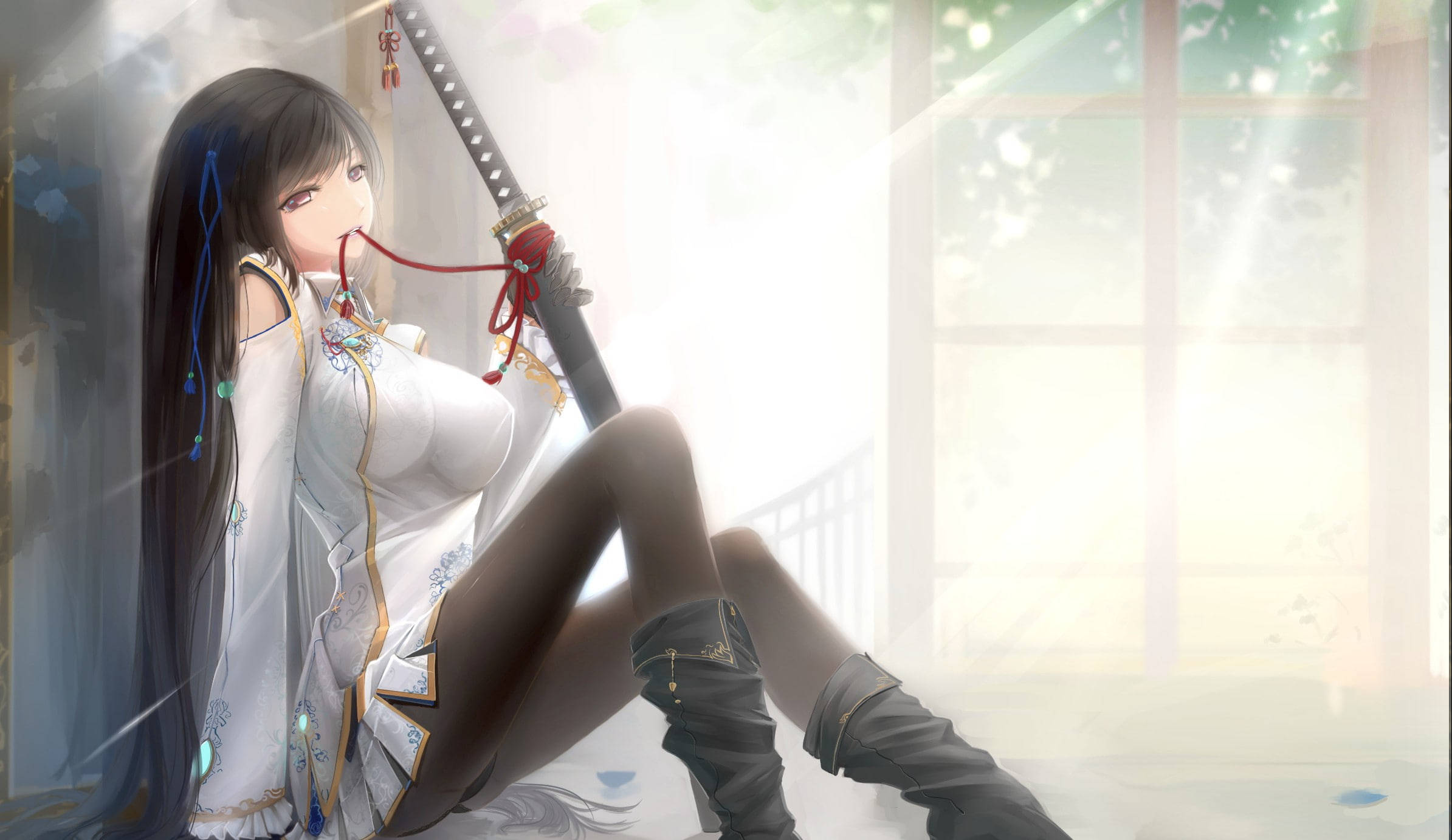 性感動漫日式少女 壁紙 — 一位寧靜的動漫女孩穿著白色傳統服飾，優雅地坐在陽光照射的窗邊，手持一把武士刀。