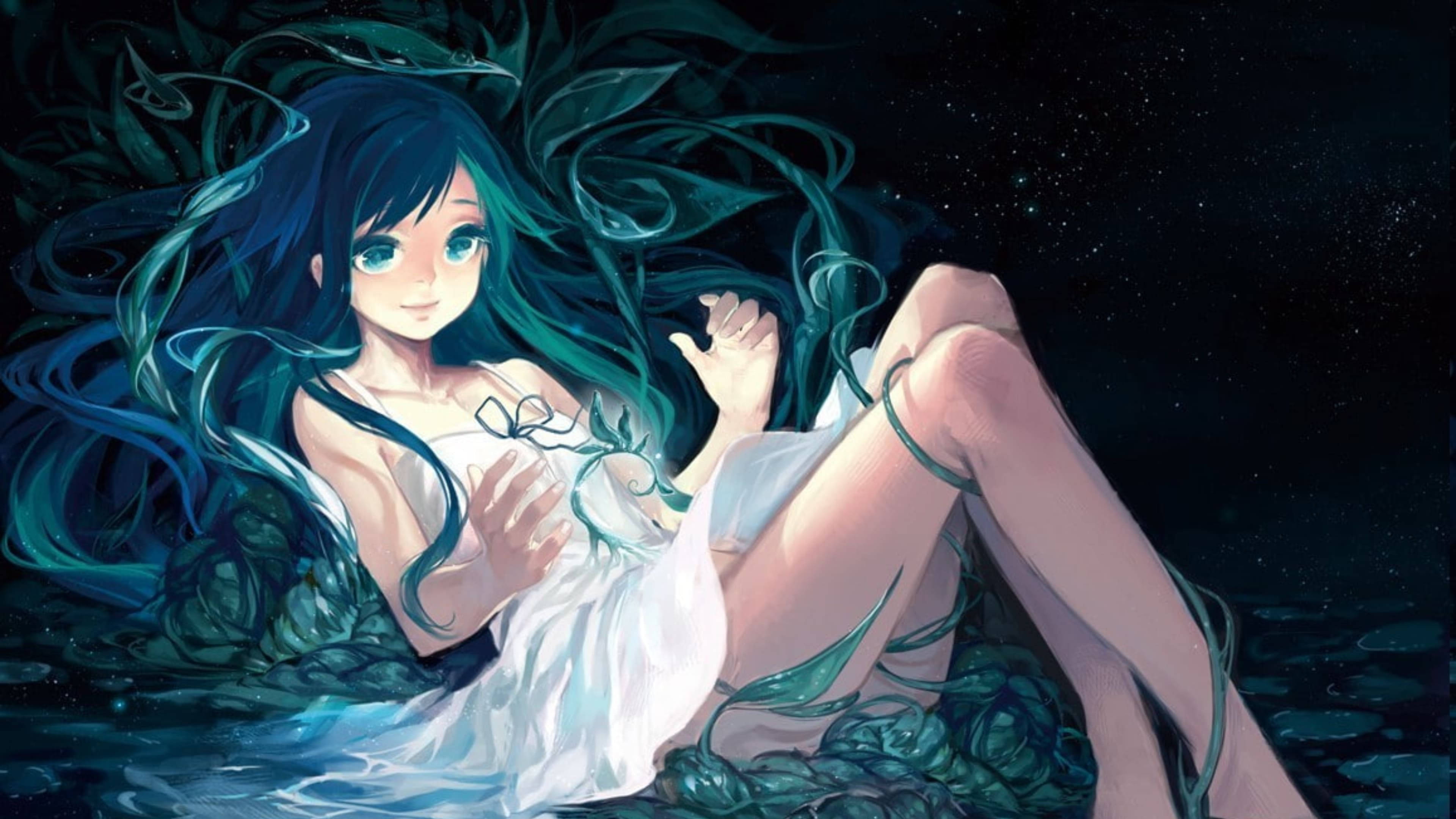 性感動漫與魔法植物 壁紙 — 一位寧靜的動漫女孩，擁有青綠色頭髮和發光的眼睛，坐在黑暗的水中，周圍是茂密的藤蔓，在星空下。