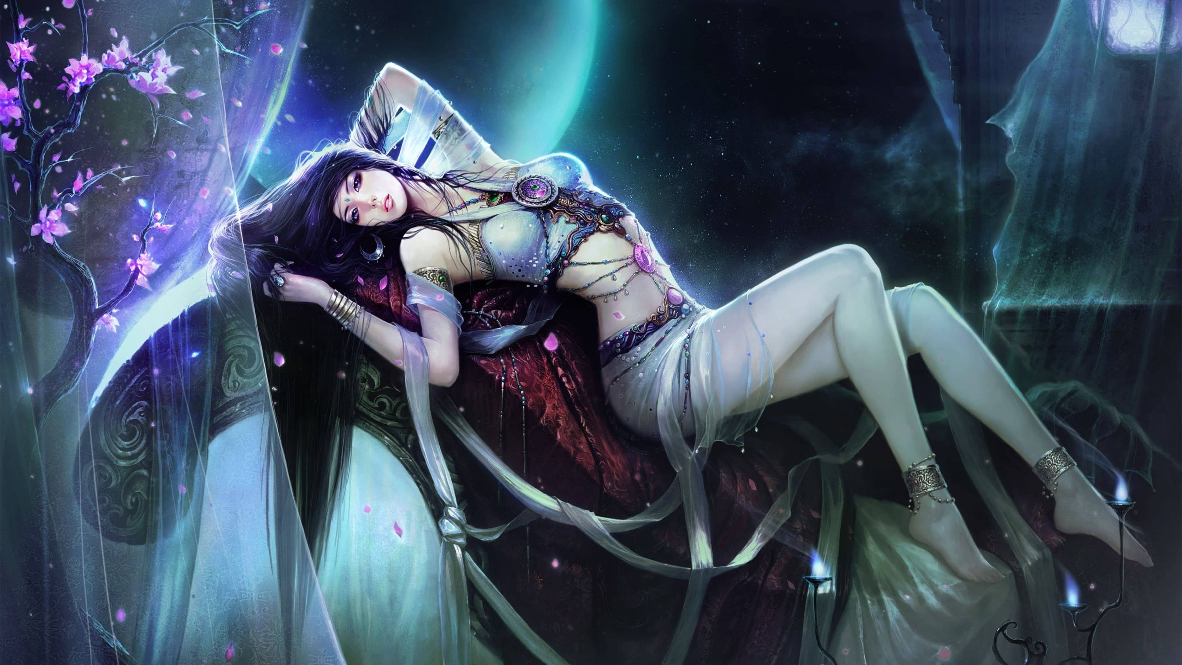 性感奇幻動漫少女 壁紙 — 一位神秘的黑髮女子在繁星點點的夜空下，優雅地斜倚在發光的紫色花朵和空靈的藍光之中。