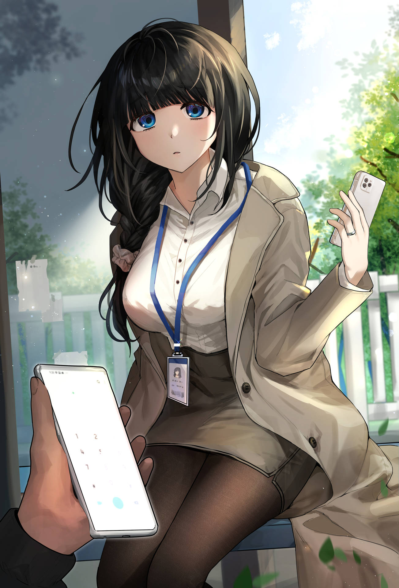 穿著辦公室服裝的動漫女孩在窗邊拿著手機