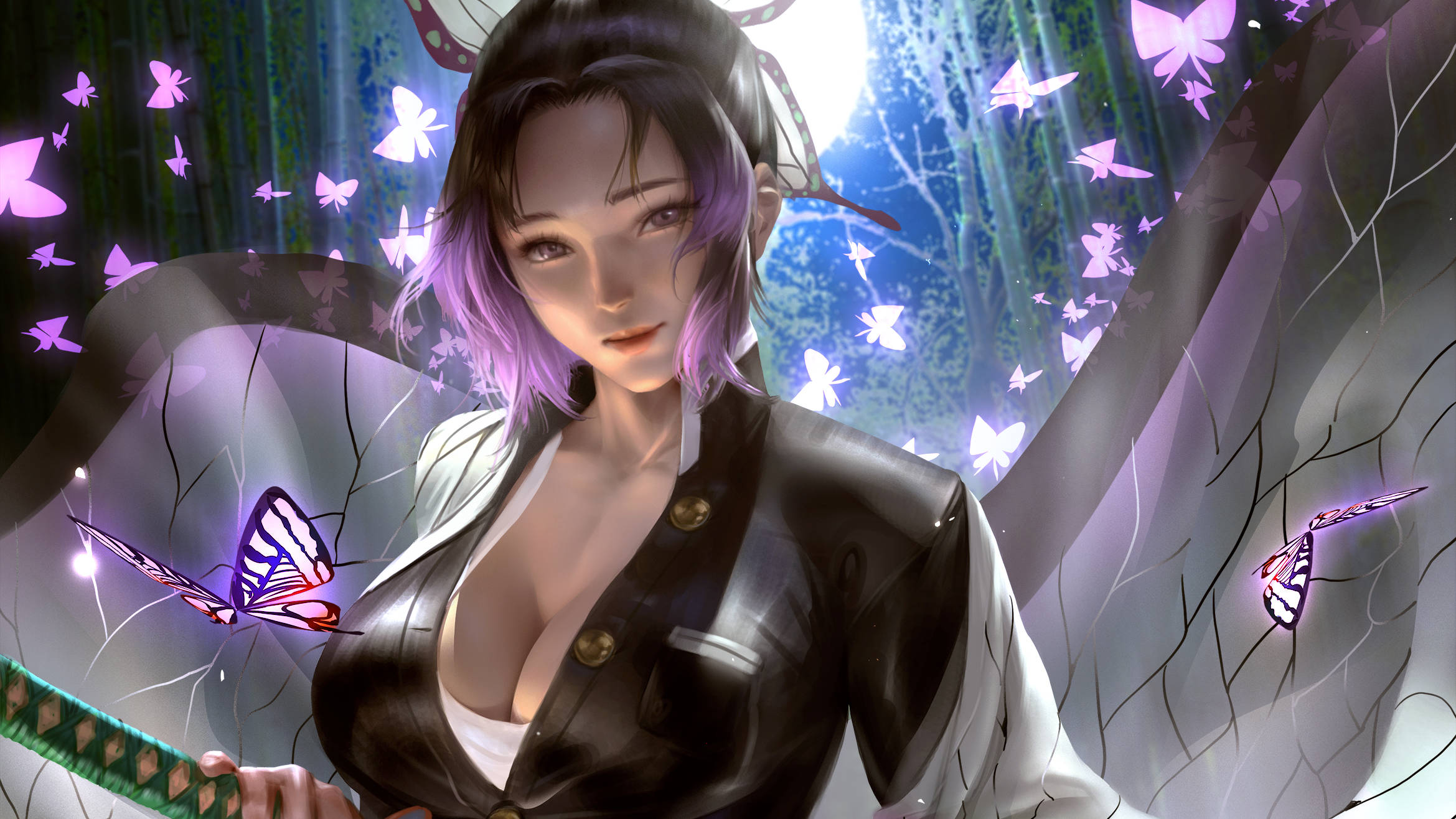 性感鈴木鬼滅 壁紙 — 一位平靜的動漫女孩，擁有紫色頭髮和蝴蝶翅膀，在神秘森林中閃爍的蝴蝶間持劍。