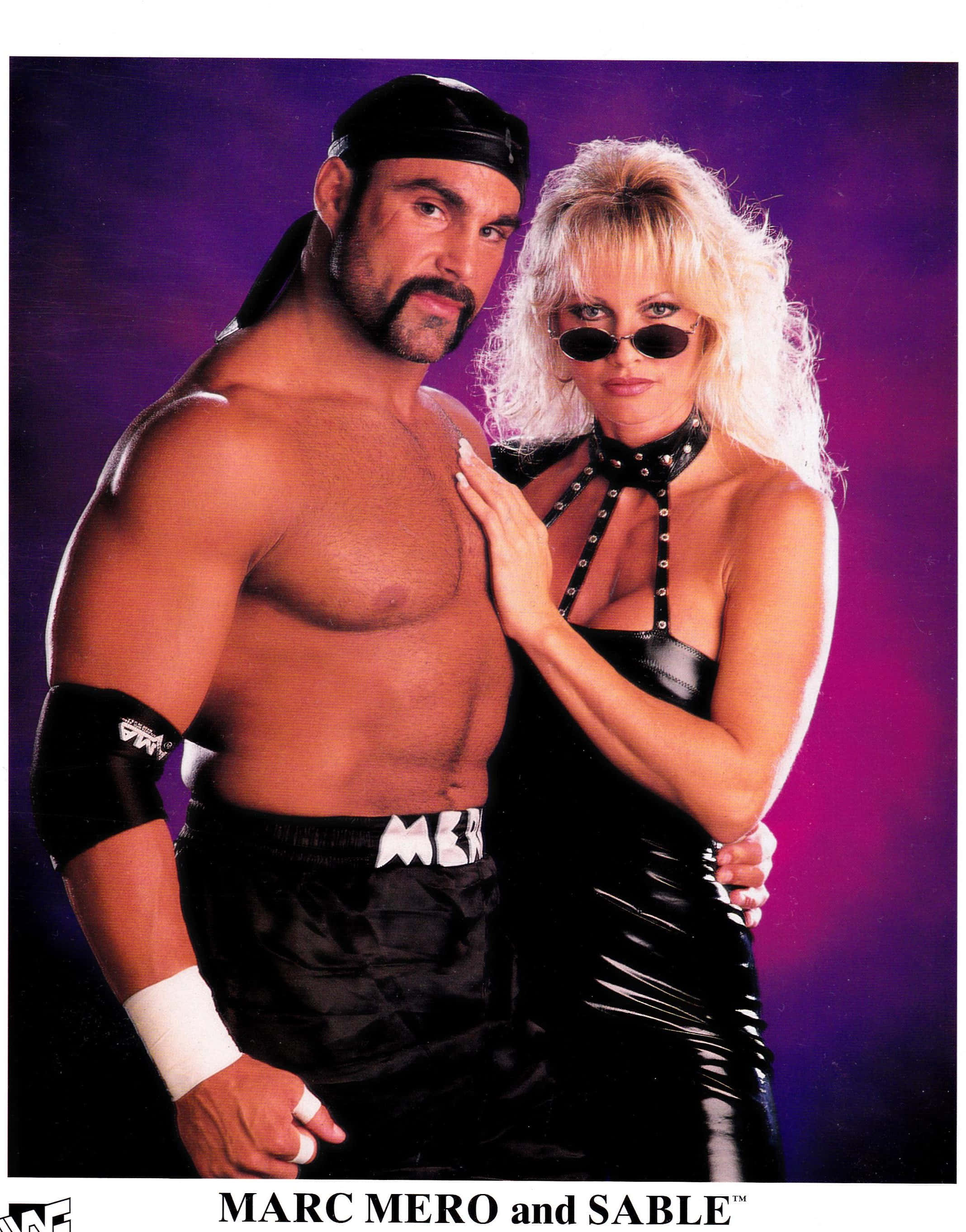 性感馬克·梅羅 壁紙 — 肌肉發達的摔角手 Marc Mero 和金髮摔角手 Sable 在充滿活力的紫色攝影棚背景前自信地擺姿勢。