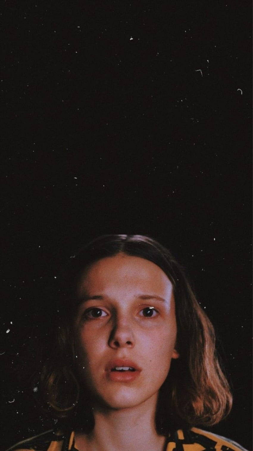 一個細路女帶住敬畏或者恐懼咁向上望住一個有星星嘅夜空。