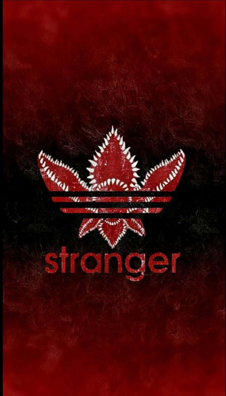 深色紋理背景上帶有牙齒和「stranger」一詞的紅色Adidas標誌。