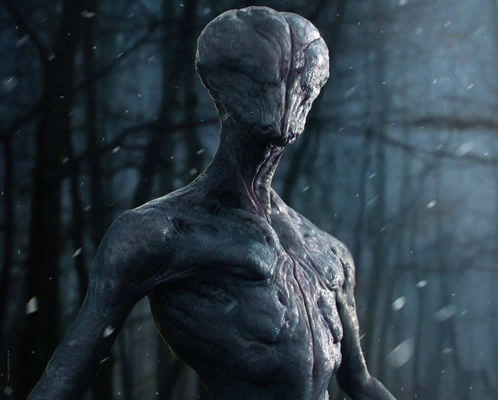 夜晚雪地森林中一個可怕的外星生物。