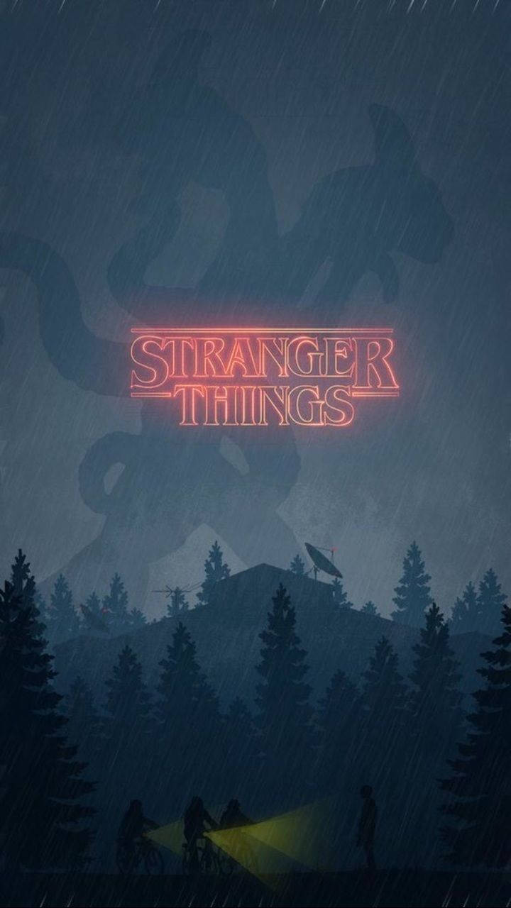 《Stranger Things》標題喺雨中發光，下面有森林同人物