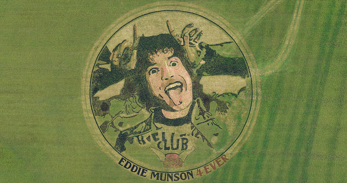 一個尖叫的男孩長有角和翅膀的圓形插圖，文字寫著 Eddie Munson 4 Ever。