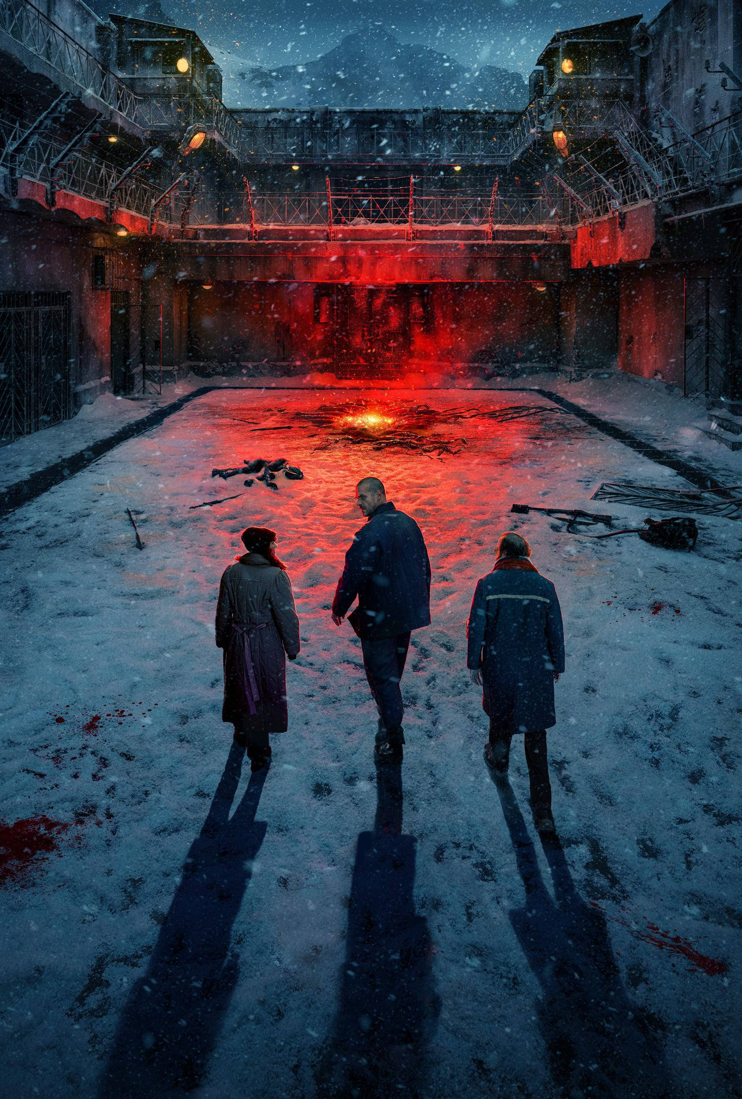 《怪奇物語》第四季雪中監獄 壁紙 — 三個身穿冬季外套的人物站在白雪覆蓋的庭院中，紅光照亮中央的一灘血，背景是飄雪的夜空。