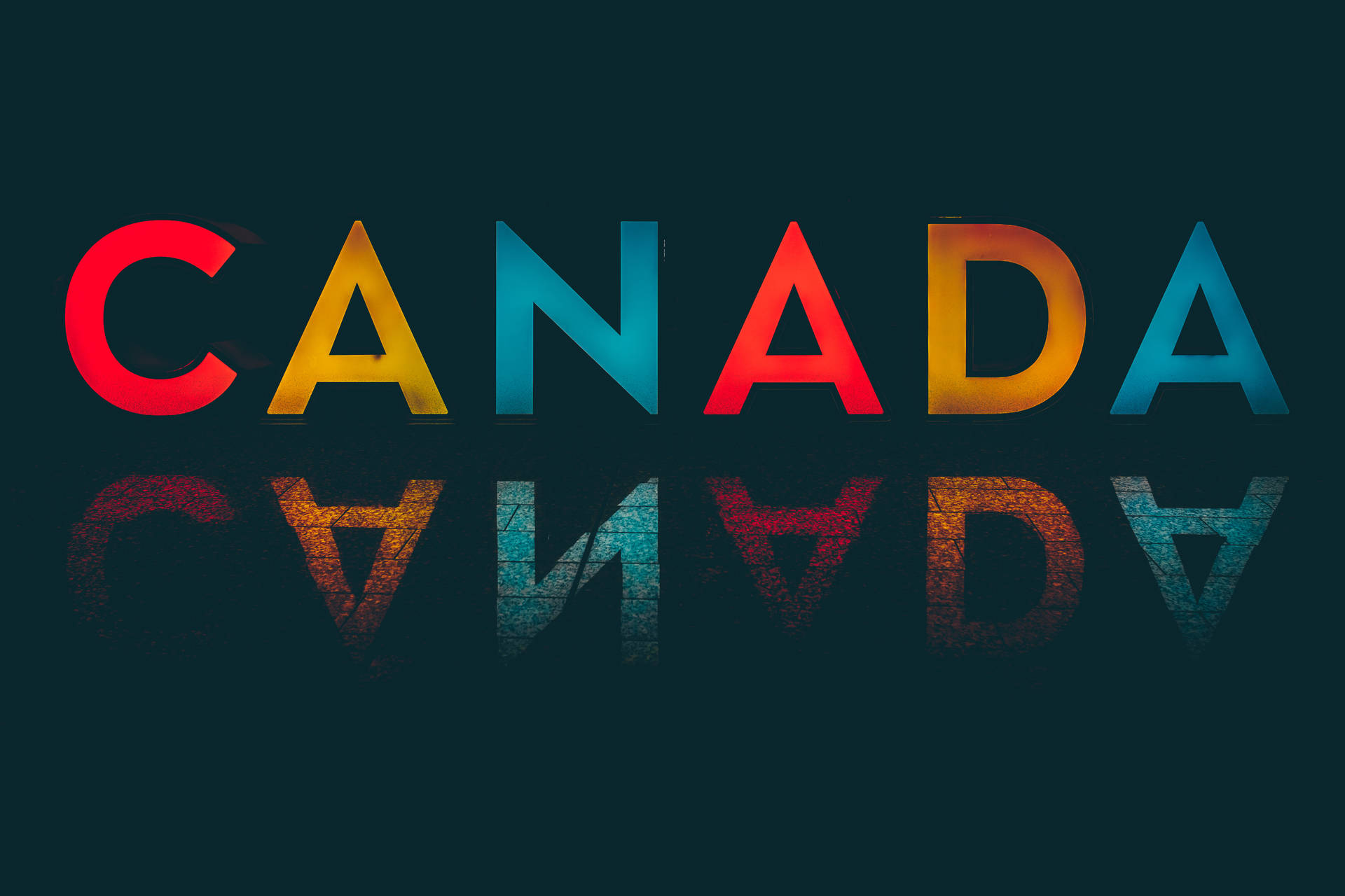 在深藍綠色背景上，帶有紋理反射的粗體彩色CANADA文字。