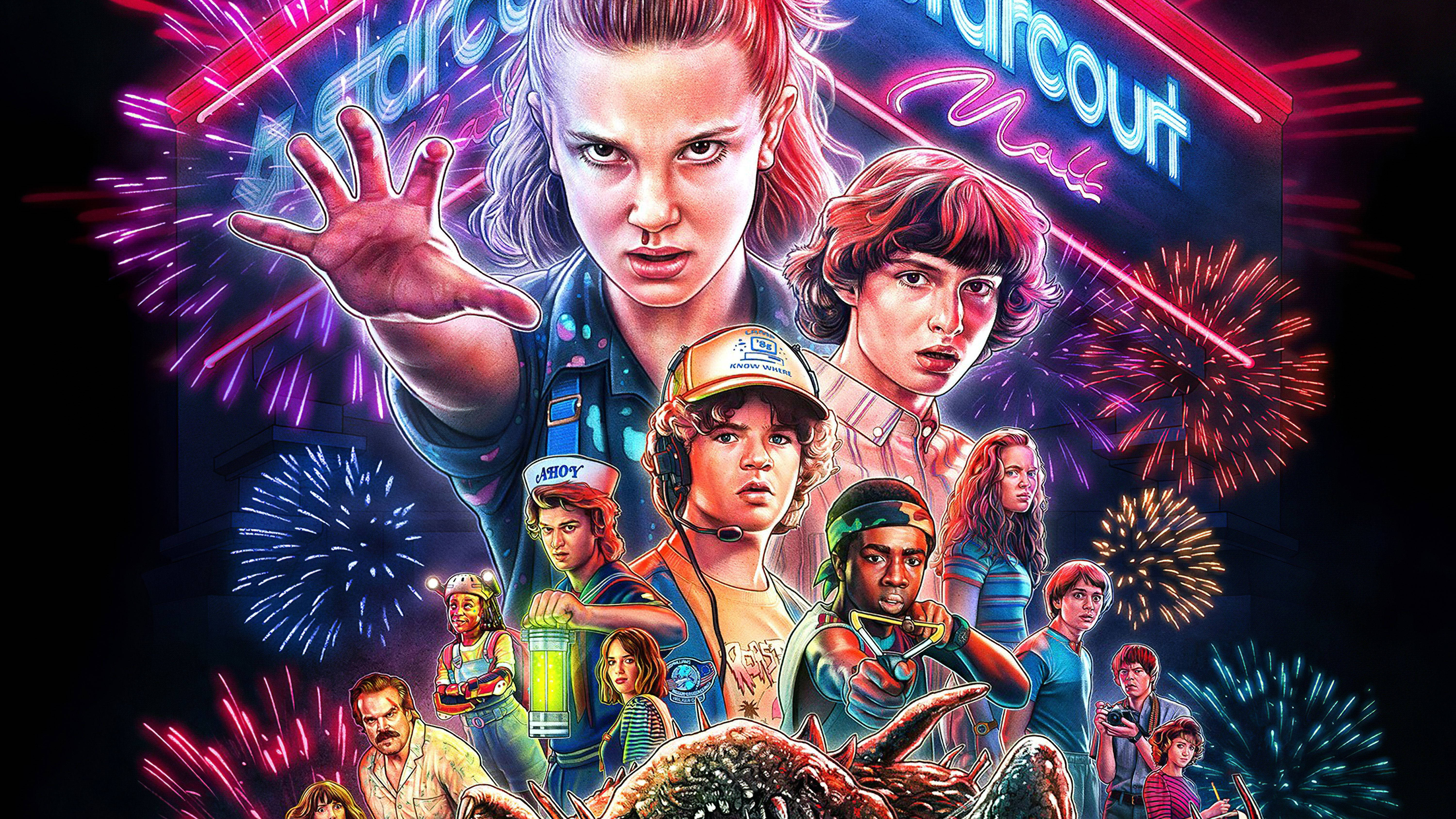 怪奇物語第三季主要角色 壁紙 — 以黑暗夜空為背景，Stranger Things 角色周圍有煙火爆炸的鮮豔霓虹燈海報。
