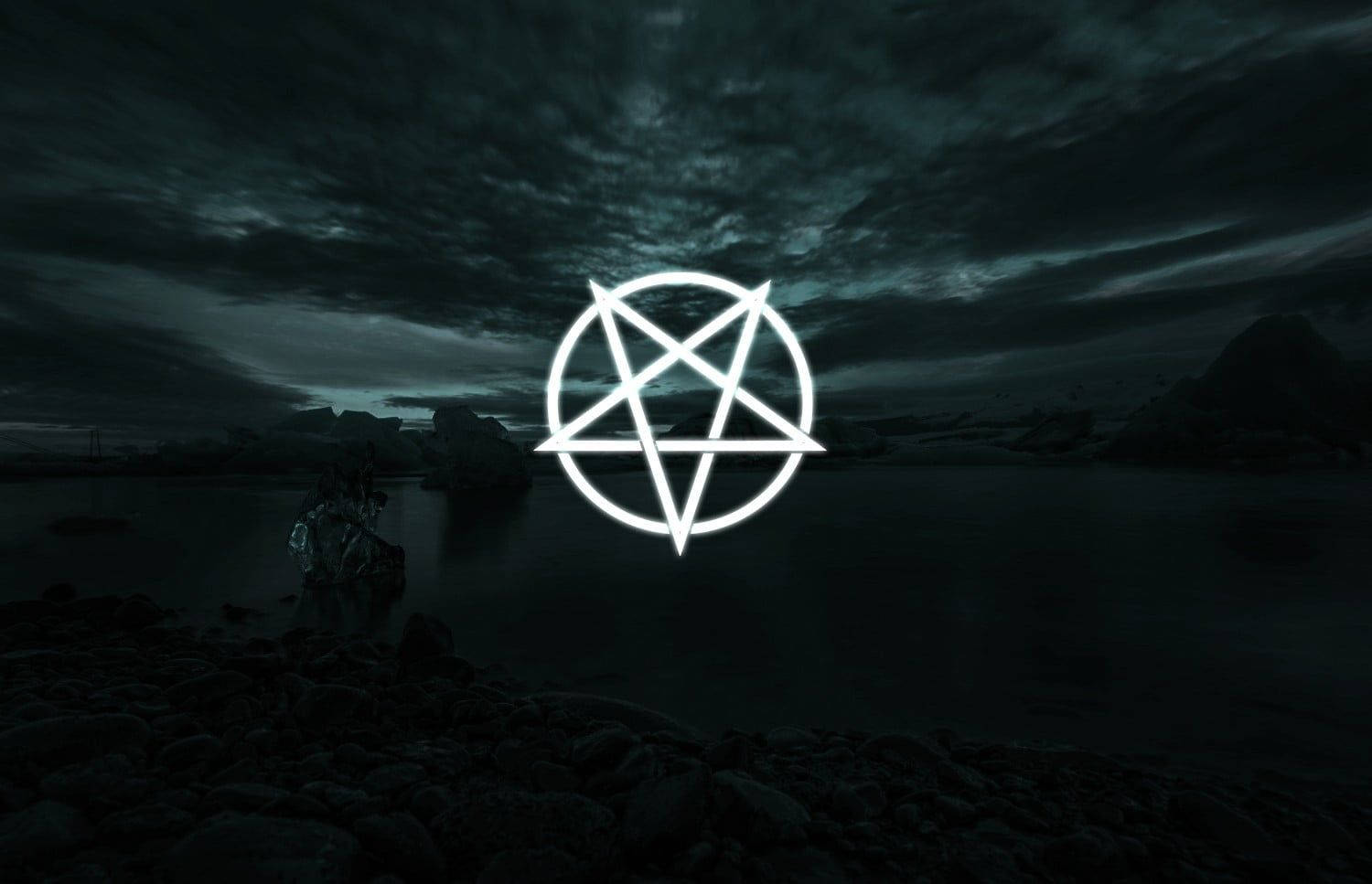 一個發光的五角星在風暴天空下，漂浮在黃昏時分的黑暗湖面上。