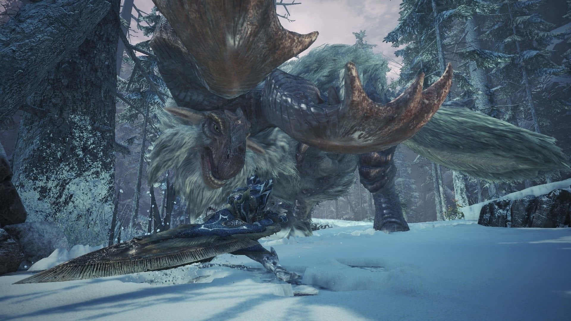 《怪物獵人：世界》中一名士兵面對群獸 壁紙 — 一隻毛茸茸、長著巨大角的怪獸，在雪地森林中俯視著一名倒下的戰士。