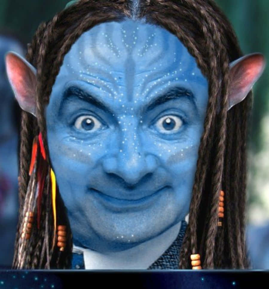Mr Bean 化著納美人妝容，編著辮子頭髮微笑。