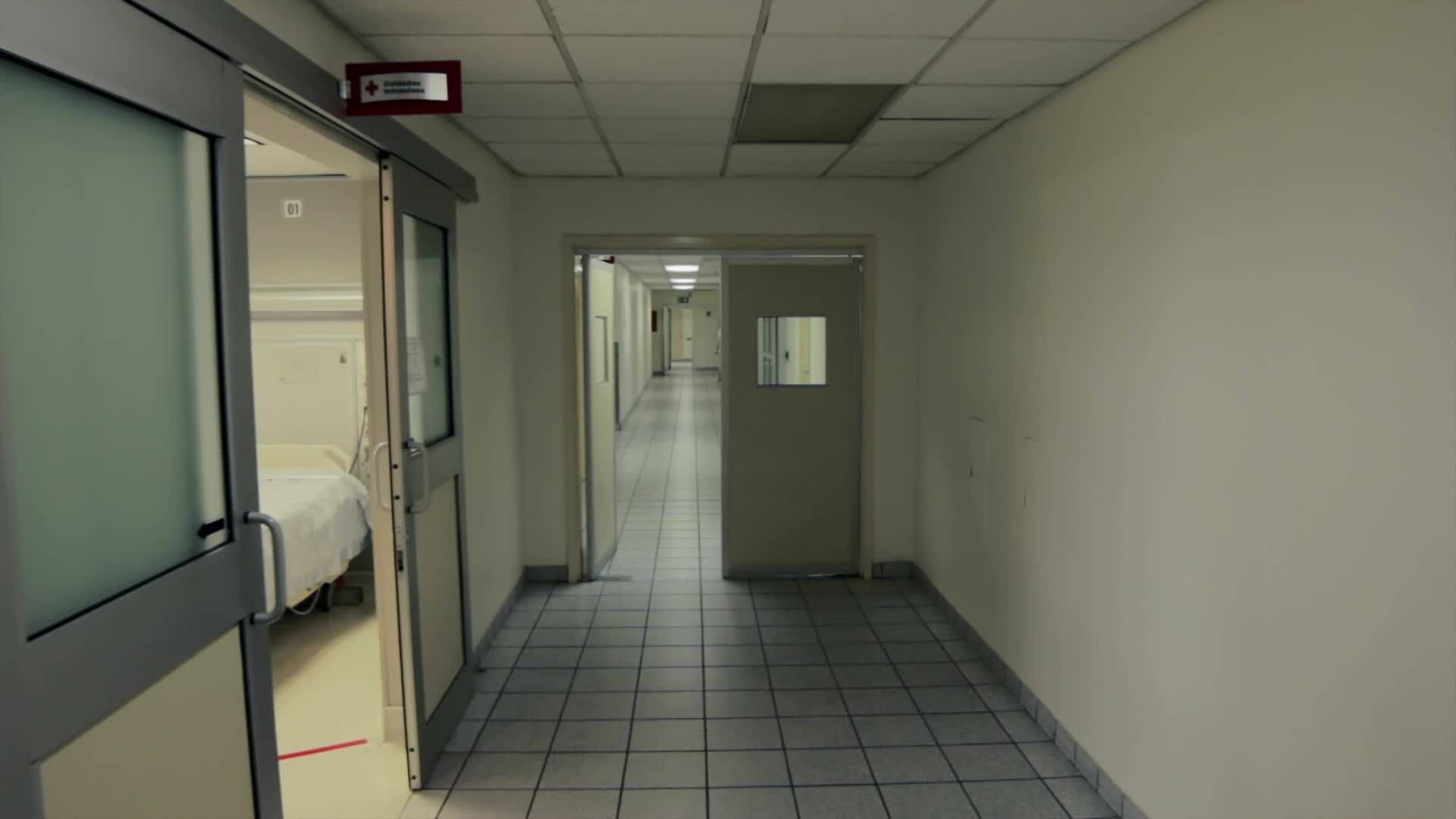醫院走廊，設有病人房間和瓷磚地板