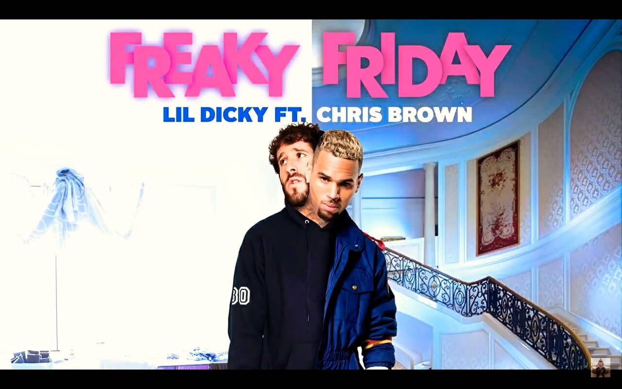 《怪誕星期五》Lil Dicky與Chris Brown合體海報 壁紙 — 兩名男子站在豪華的藍色燈光豪宅走廊，上方有醒目的粉紅色「FREAKY FRIDAY」文字。