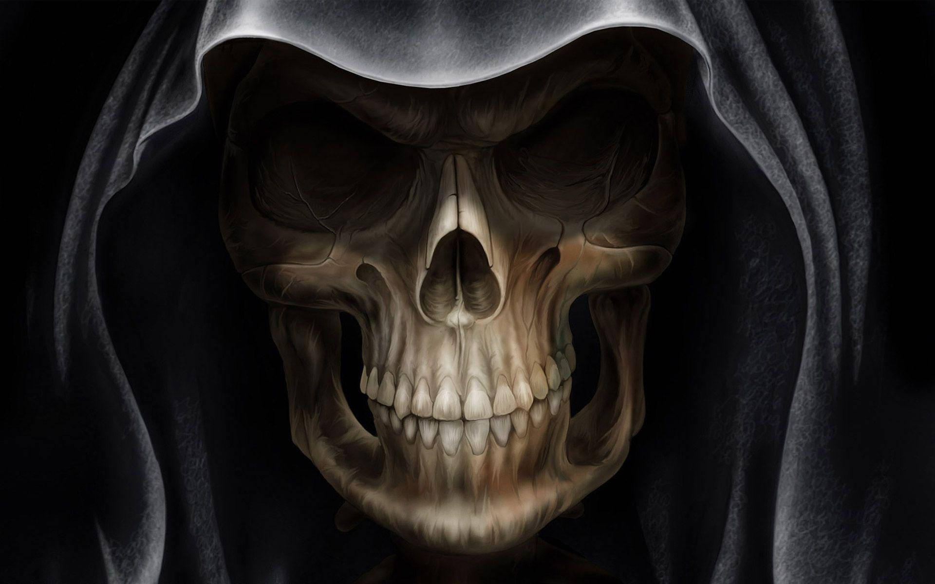恐怖人體骷髏桌面 壁紙 — 一個令人毛骨悚然的特寫，骷髏死神穿著破爛的兜帽，背景為黑色。