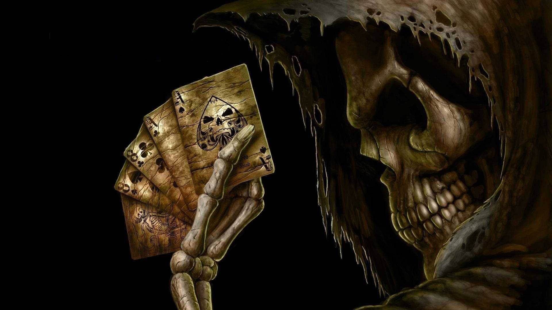恐怖萬聖節死神 壁紙 — 一個穿著破爛兜帽的死神，在黑色虛空中拿著一把詭異的撲克牌扇。