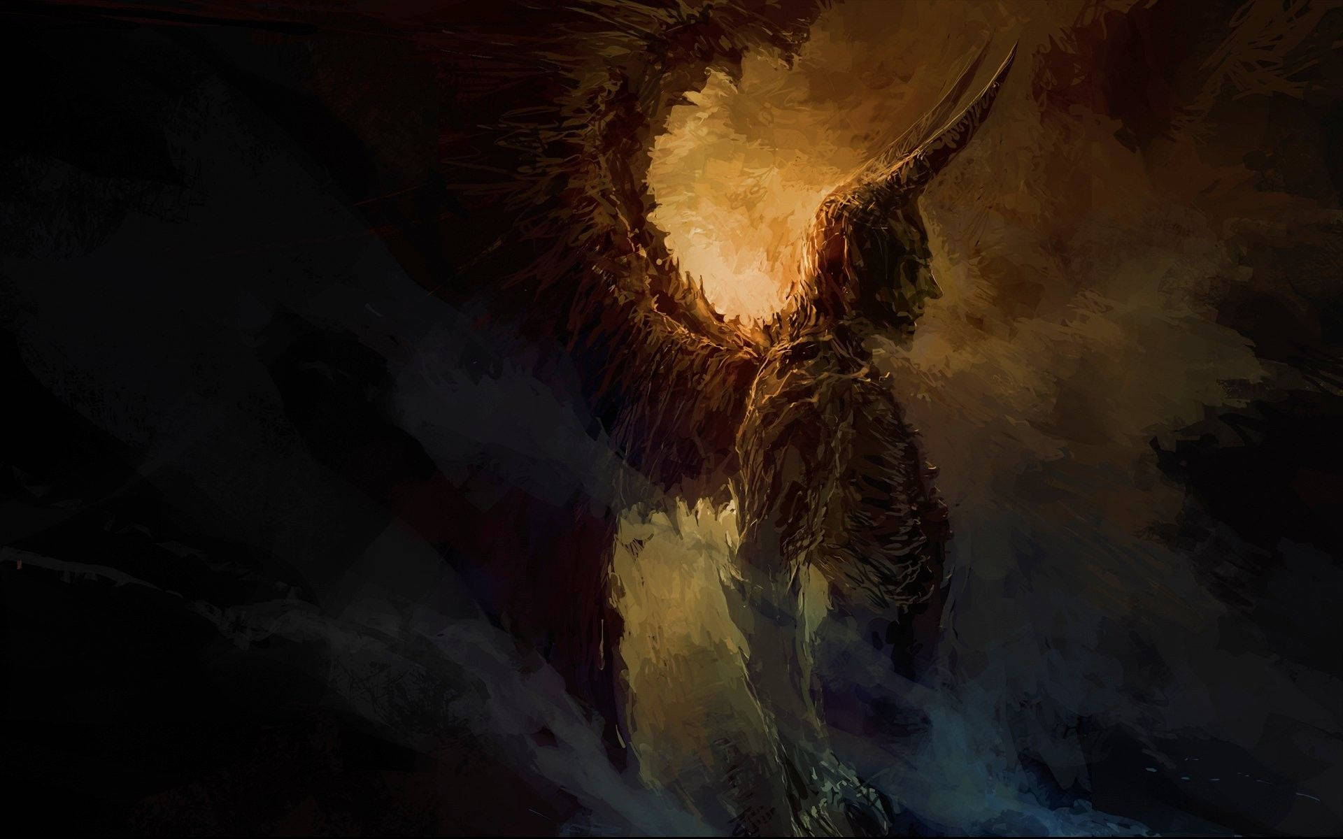 恐怖萬聖節長角惡魔 壁紙 — 一個暗翼惡魔形象，帶有發光的角和火焰翅膀，從陰影雲層中浮現，沐浴在金色光芒下。