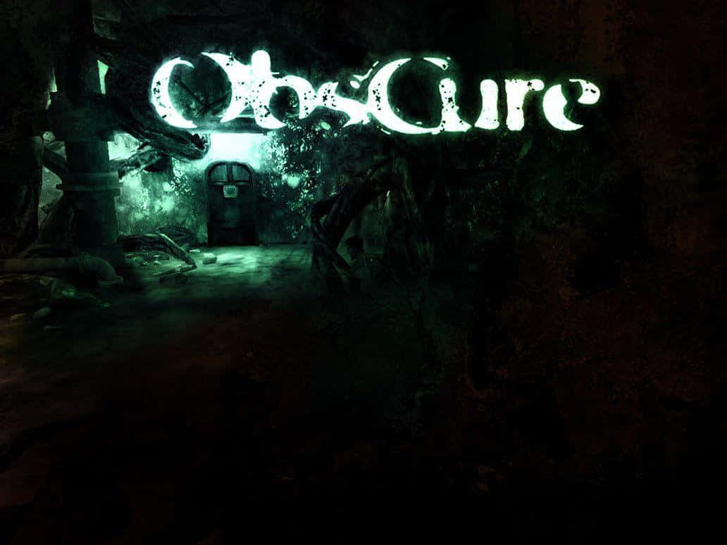 在黑暗森林中，發光綠色遊戲標題 ObsCure 與一扇神秘的門。