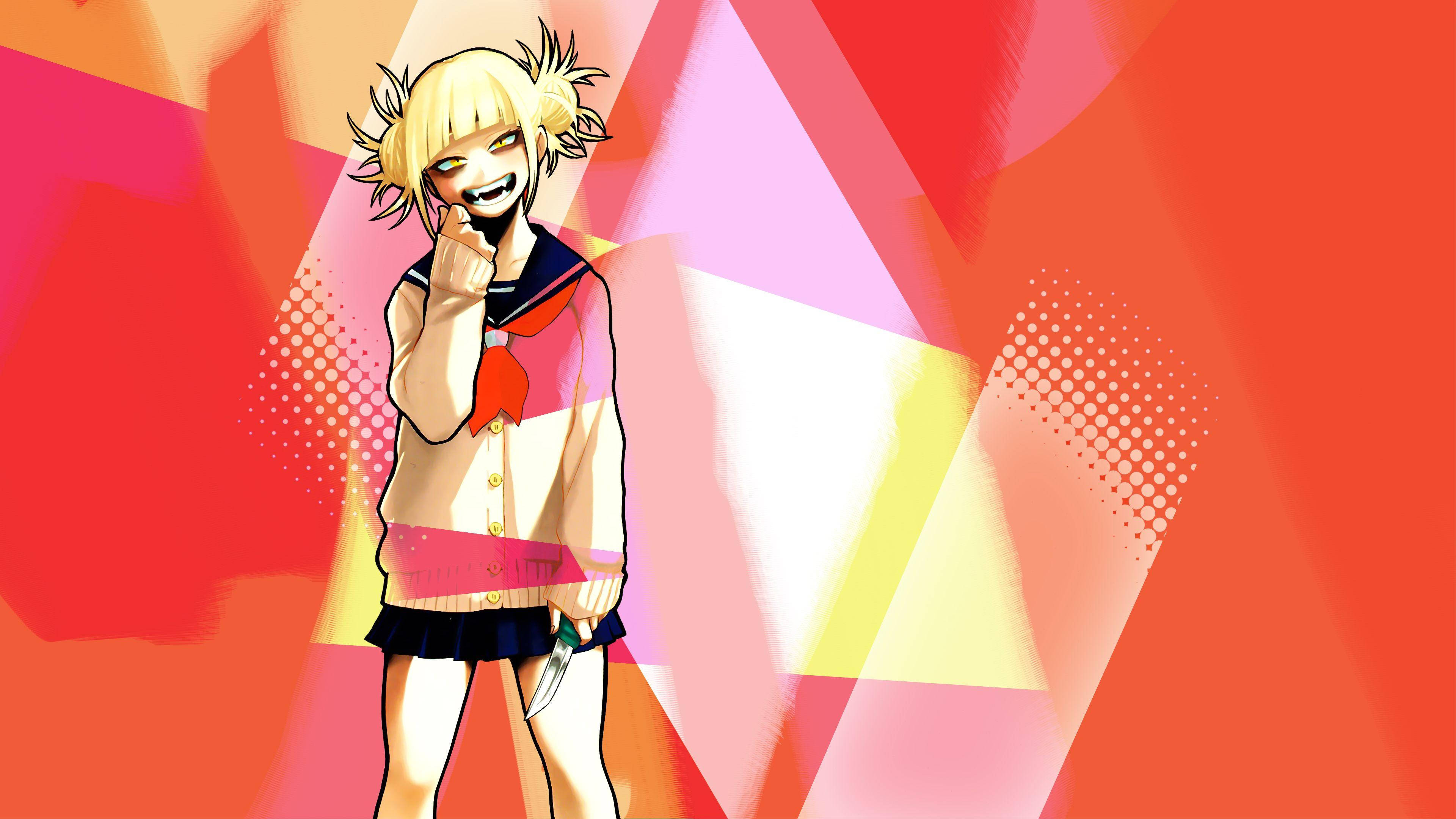 恐懼感Himiko Toga同人圖 壁紙 — 一位金髮動漫少女穿著水手服，在紅色、粉紅色和黃色幾何圖案的鮮豔抽象背景前，拿著刀頑皮地微笑。