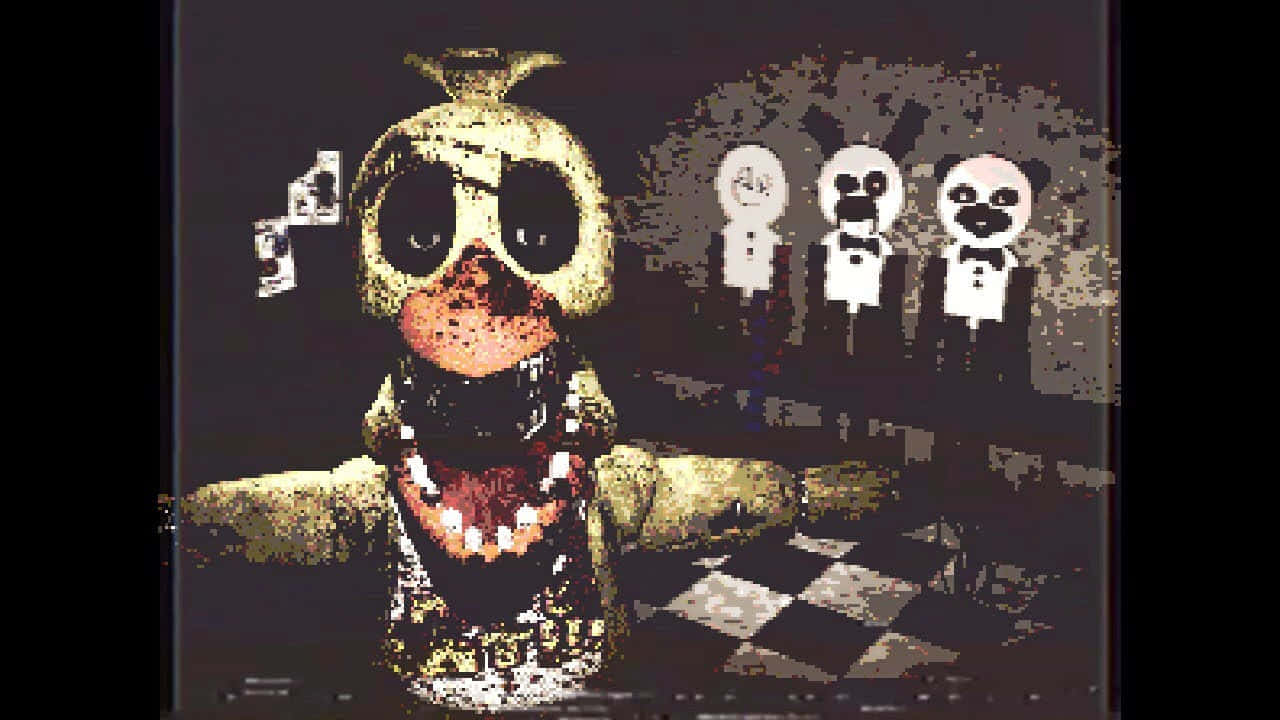 恐懼的奇卡 FNAF 圖片 壁紙 — 一個像素化的電子動畫雞，露出寬大的笑容，缺少一隻眼睛，威脅性地站在棋盤格地板上，身後有三個幽靈般的身影。