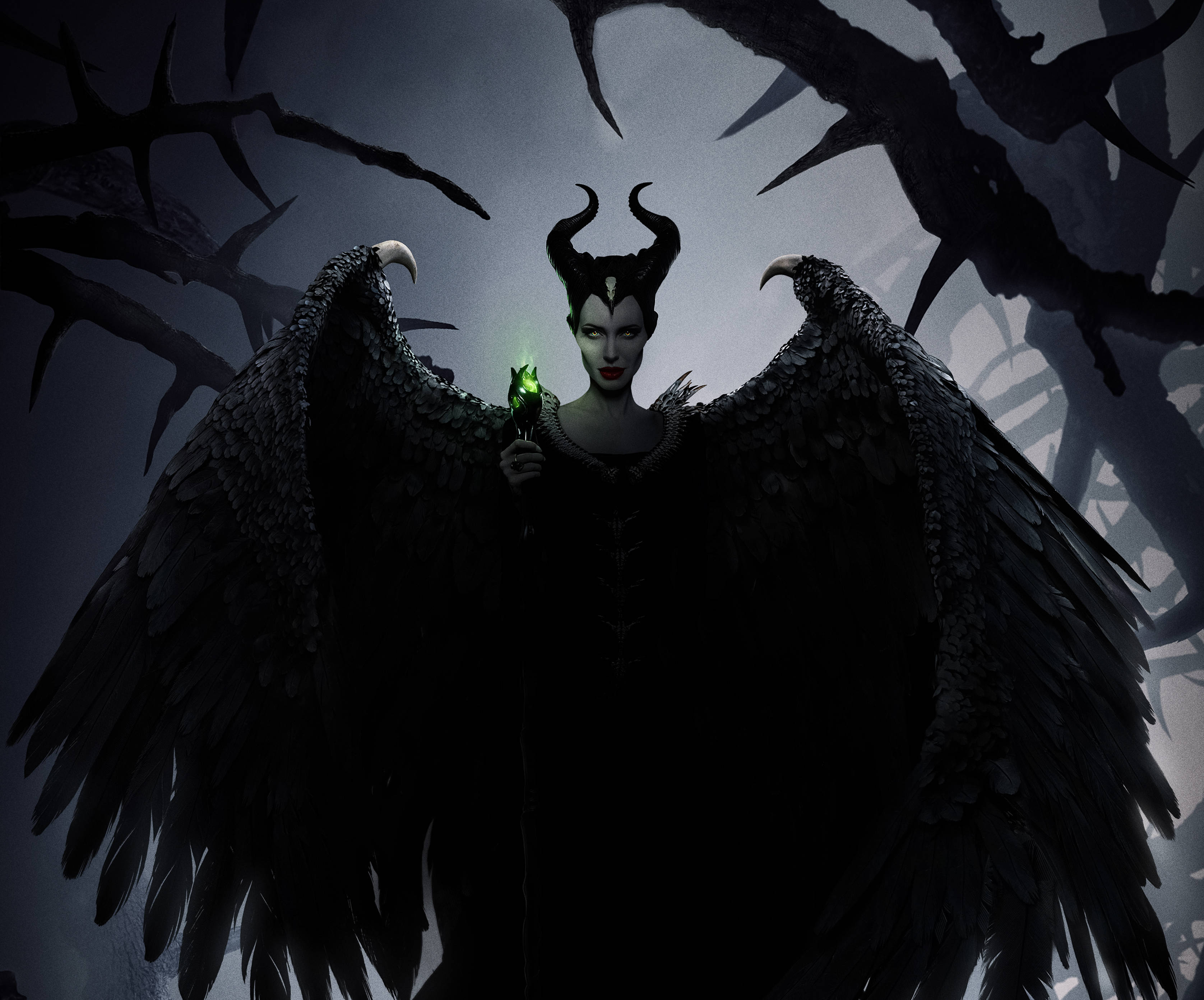 恐懼的魔法女 壁紙 — 一個有角、暗翼的女性身影，手持發光綠色法杖，站在陰沉天空下扭曲的樹枝之間。