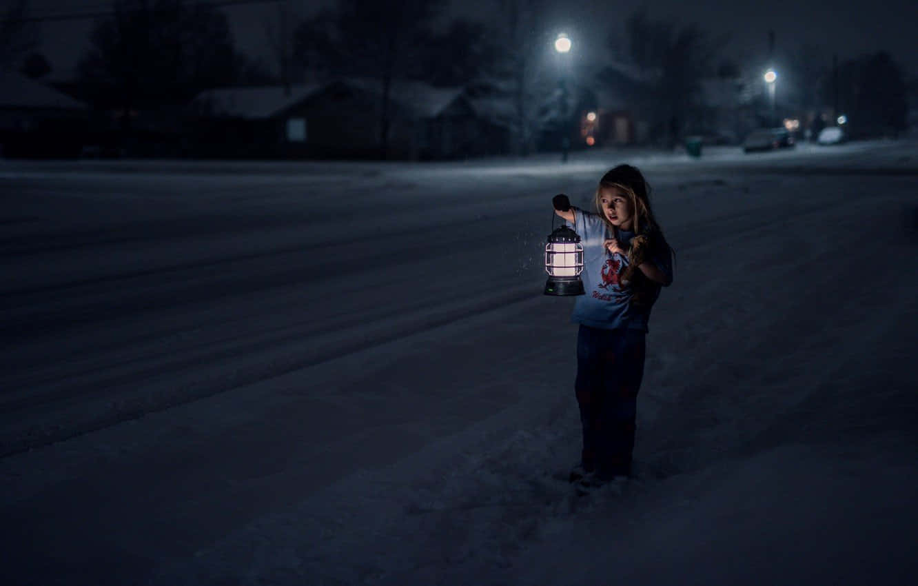 孩子在雪夜街道上手持燈籠