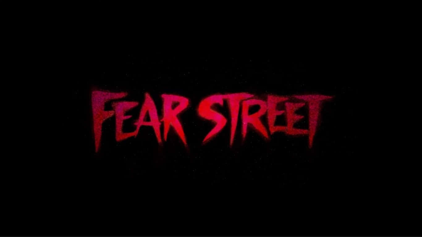 黑色背景上發出紅光的恐怖標題文字，寫著 Fear Street。