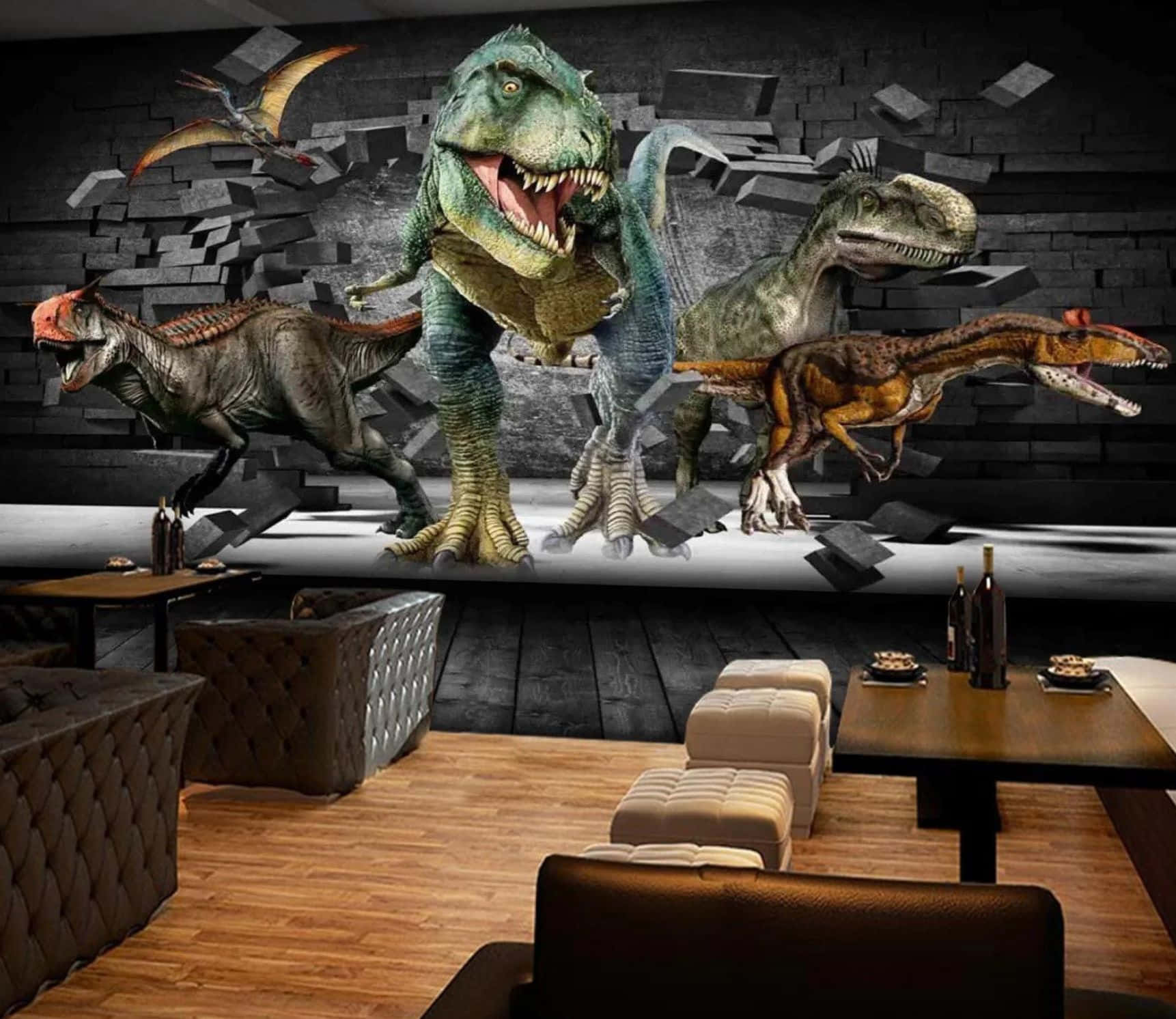 3d Dinosaur 桌布 壁紙 — 恐龍衝破一道裂開的磚牆，進入一個配有皮革家具和木地板的現代休息室。