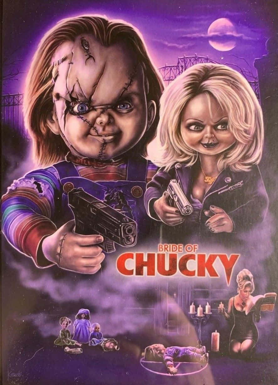 Chucky 和他的新娘在恐怖電影海報中持槍，周圍有娃娃和滿月。