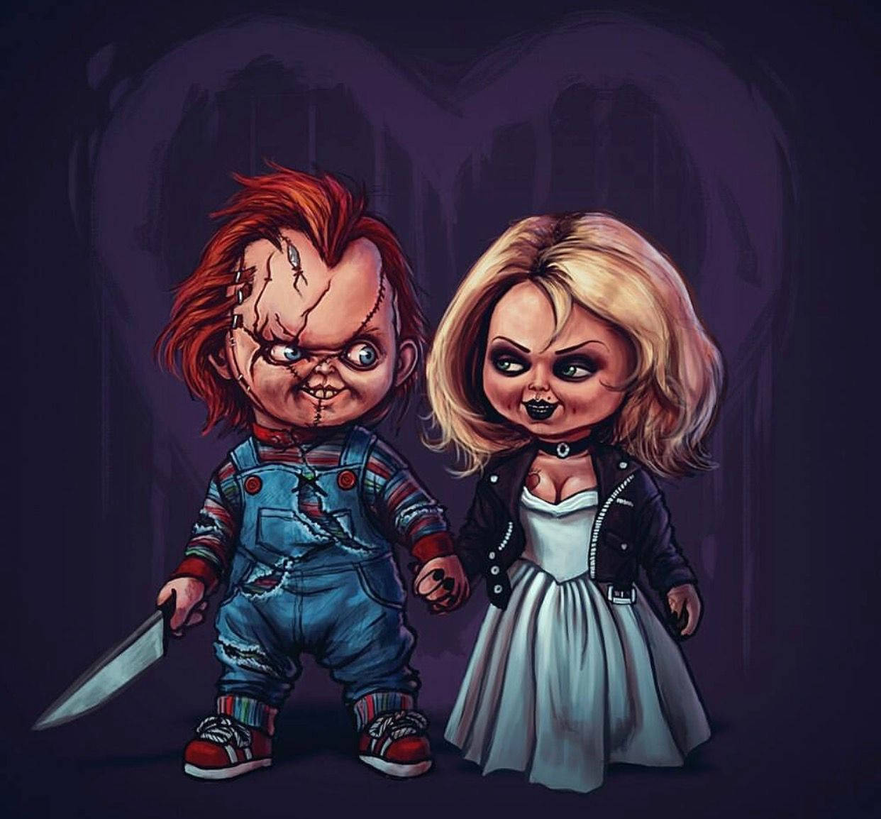 Chucky 和他的新娘在深紫色哥德式場景中牽手。