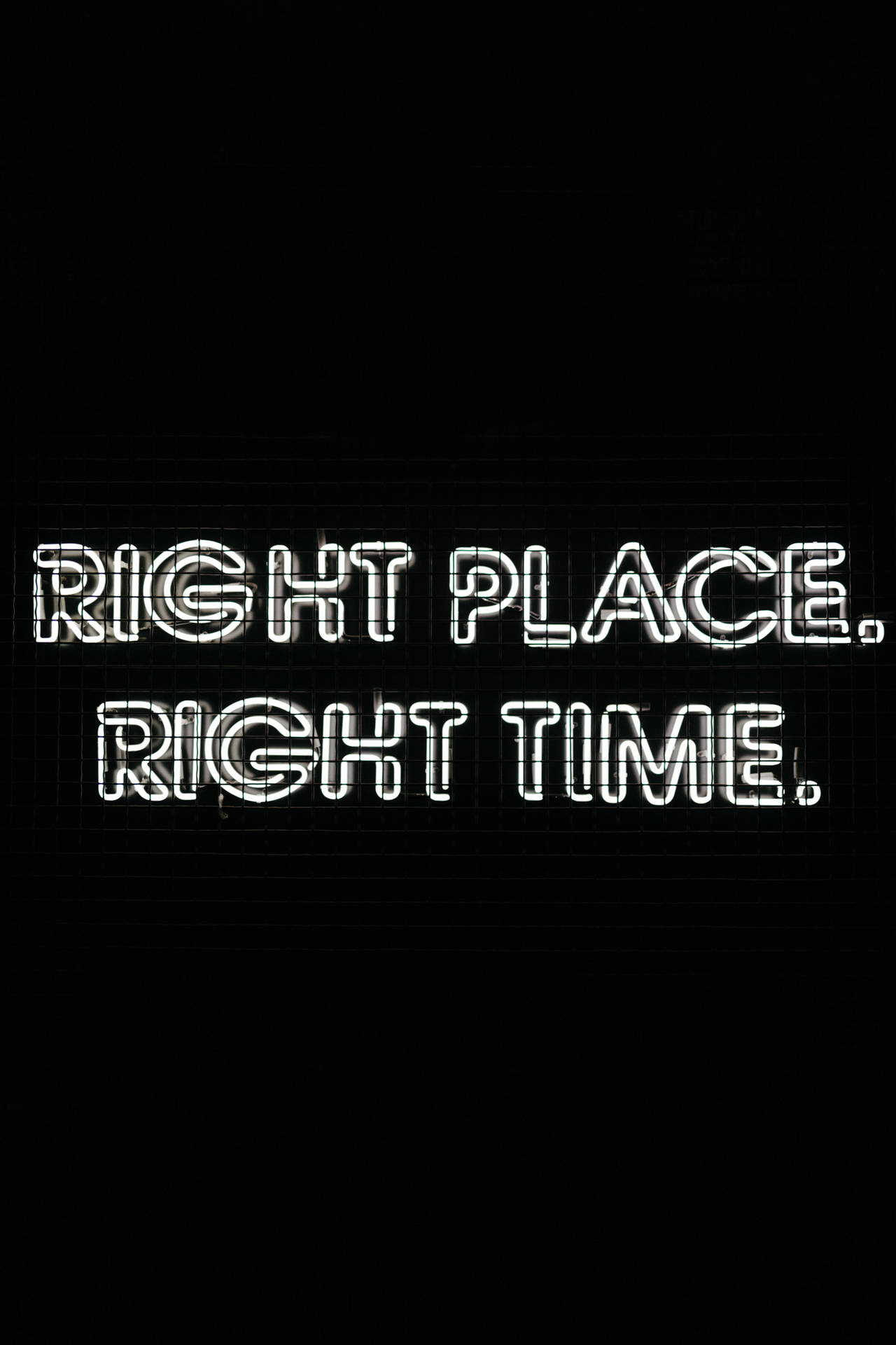 恰逢其時白霓虹美學 壁紙 — 粗體白色霓虹燈文字「right place right time」在帶有微妙網格線的純黑色背景上發光。