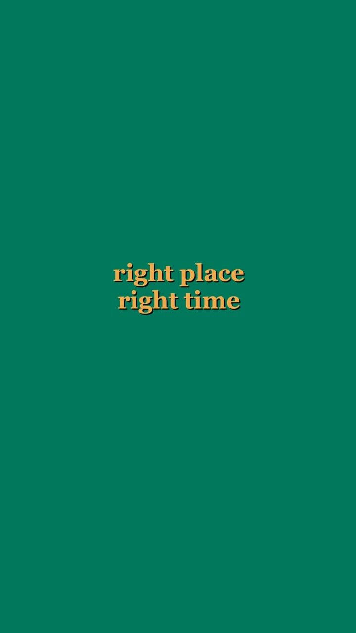青色背景上居中顯示金色文字「right place right time」